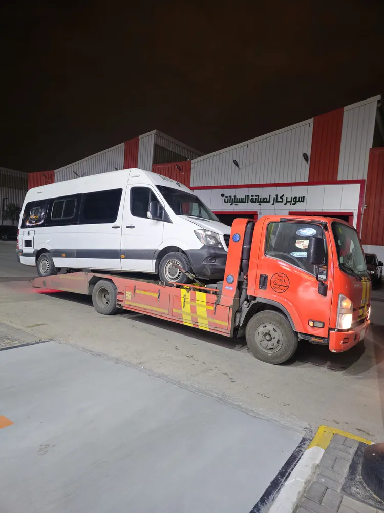 إنقاذ سيارات على الطريق في سدير